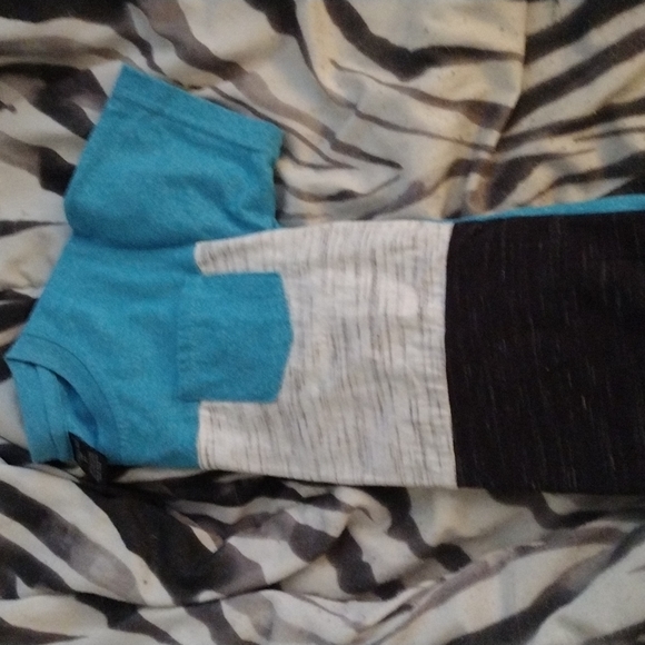 Boys 3t multi color has front pocket nice shirt gently used - Picture 5 of 5